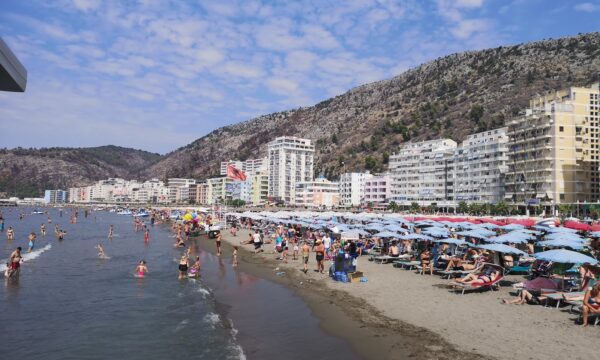 Nëna dhe djali i mitur rrezikuan të mbyteshin në Shëngjin