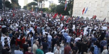 Dita e 32-të e tubimit të Tiranë, protestuesit marshojnë nga sheshi “Skënderbej” drejt Kryeministrisë