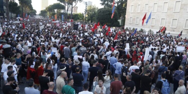 Dita e 32-të e tubimit të Tiranë, protestuesit marshojnë nga sheshi “Skënderbej” drejt Kryeministrisë