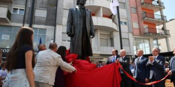 Përurohet shtatorja e Ibrahim Rugovës në Klinë, në zbulimin e saj marrin pjesë Osmani, Haradinaj e Hoti