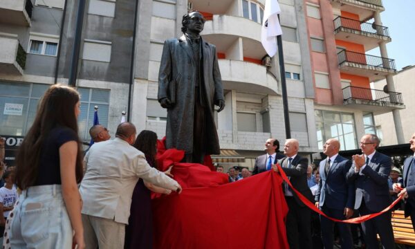 Përurohet shtatorja e Ibrahim Rugovës në Klinë, në zbulimin e saj marrin pjesë Osmani, Haradinaj e Hoti