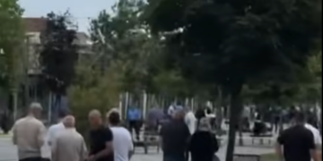Disa persona kanë mbetur të plagosur dhe janë parë të shtrirë në shesh. Në vendin e ngjarjes kanë dalë njësitet e Policisë së Kosovës, të cilat po merren me rastin dhe kanë nisur hetimet për zbardhjen e rrethanave.