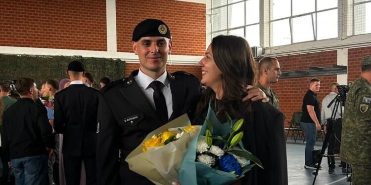 Pas humbjes së babait, vajza e ish-komandant Sahit Jasharit në gëzim: Burri i diplomohet si oficer i FSK-së