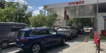 Krizë karburanti në Rusi, autoritetet u bëjnë thirrje qytetarëve të mos ngasin veturat