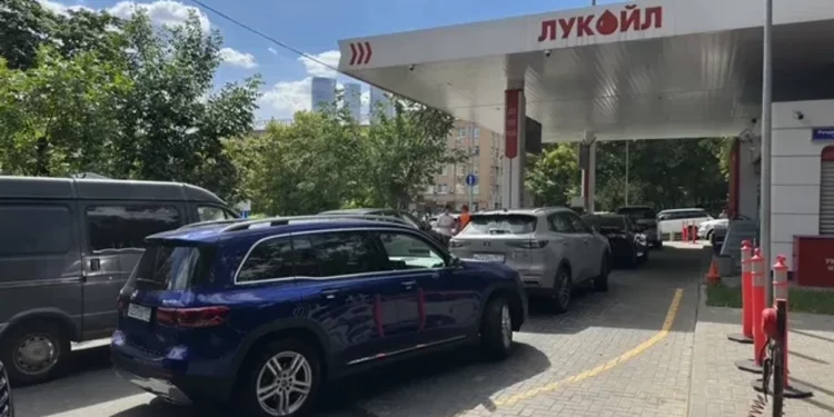 Krizë karburanti në Rusi, autoritetet u bëjnë thirrje qytetarëve të mos ngasin veturat