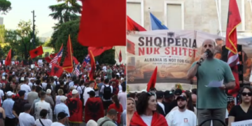 Protesta në Tiranë – Dritan Goxhaj që akuzohet si përkrahës i Iranit, mesazh urimi për SHBA: Mike e popullit shqiptar