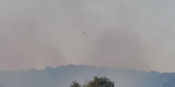 Zjarret në Shëngjin: Operacion me helikopterë për shuarje zjarresh