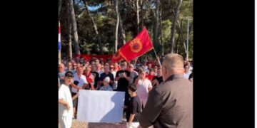 “UÇK, UÇK”, me brohorima të fuqishme nis marshi protestues në Zarë të Kroacisë