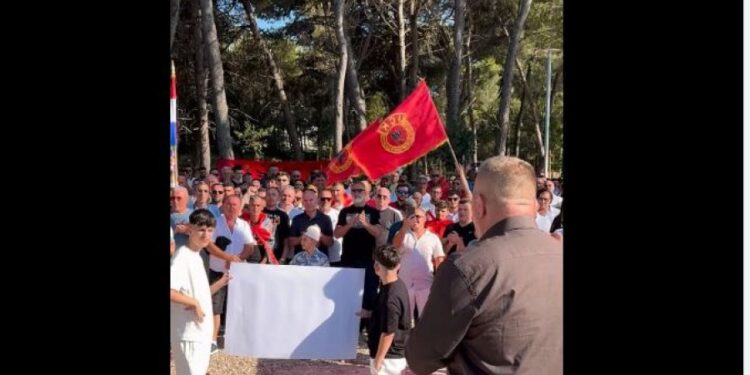 “UÇK, UÇK”, me brohorima të fuqishme nis marshi protestues në Zarë të Kroacisë