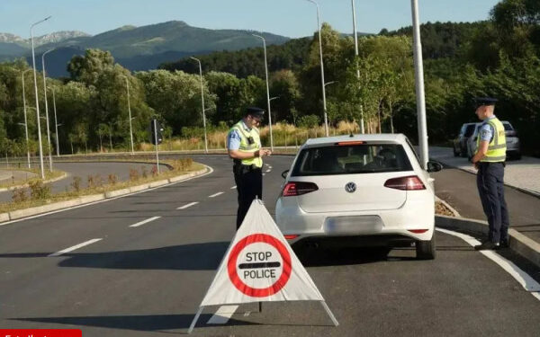 Voziti 161 kilometra në orë, ndëshkohet shoferi me 500 euro dhe iu ndalua vozitja 6 muaj