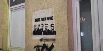 “Bring them home”(ktheni në shtëpi), në gjithë Kosovën shfaqen grafite në mbështetje të ish-krerëve të UÇK-së