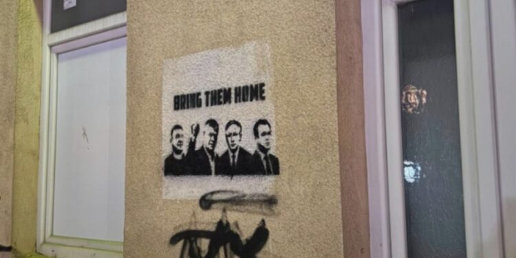 “Bring them home”(ktheni në shtëpi), në gjithë Kosovën shfaqen grafite në mbështetje të ish-krerëve të UÇK-së