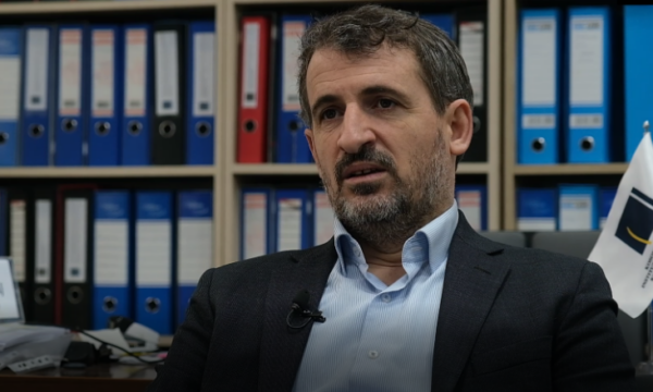 Miftaraj për Kosovën: Derisa fqinjët avancojnë në BE, këtu debati sillet rreth skandaleve