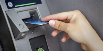 Gjetën kartelën bankare të një 24-vjeçareje dhe shpenzuan rreth 200 euro – dy persona përfundojnë në polici në Mitrovicë