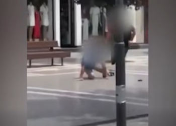 “Zoti ju vraftë”, “thirre ndihmën e shpejtë”, dalin pamjet kur shkrep arma në sheshin e Podujevës, njëri nga personat rrëzohet
