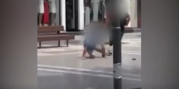 “Zoti ju vraftë”, “thirre ndihmën e shpejtë”, dalin pamjet kur shkrep arma në sheshin e Podujevës, njëri nga personat rrëzohet