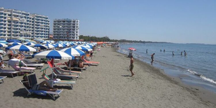 Momente paniku në Shëngjin: 13-vjeçarja nga Podujeva rrezikon mbytjen në det