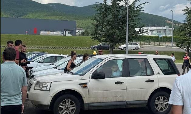 Pushteti i Albin Kurtit përmes Armend Mujës i hakmerret Devollëve, mbyllet qumështorja “Vita”