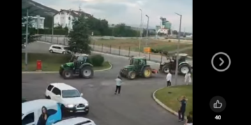 Blegtorët arrijnë me traktorë te VITA, nis përkrahja ndaj fabrikës me qindra punëtorë