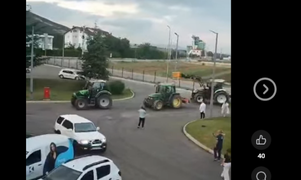 Blegtorët arrijnë me traktorë te VITA, nis përkrahja ndaj fabrikës me qindra punëtorë