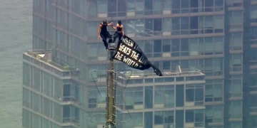 Propozimi spektakolar për martesë në majë të Empire State Building i kushton çiftit akuza penale