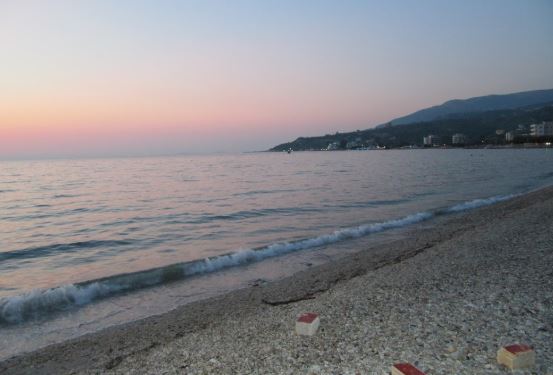 Rrezikoi të mbytej në plazhin e Vlorës, 19 vjeçari dyshohet se pësoi atak kardiak