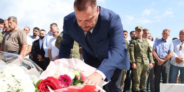 Maqedonci bën homazhe në Morinë: Dëshmorët janë themeli i Republikës së Kosovës