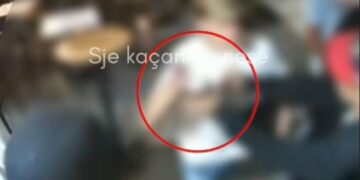 Pamje nga vendi i ngjarjes në Ferizaj, skenë si në filma teksa i riu kërcënon me armë!