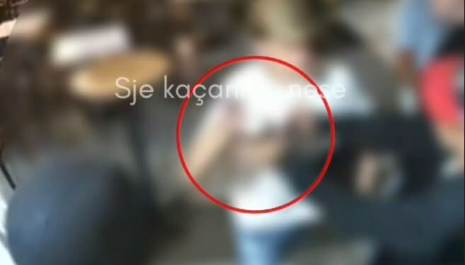 Pamje nga vendi i ngjarjes në Ferizaj, skenë si në filma teksa i riu kërcënon me armë!