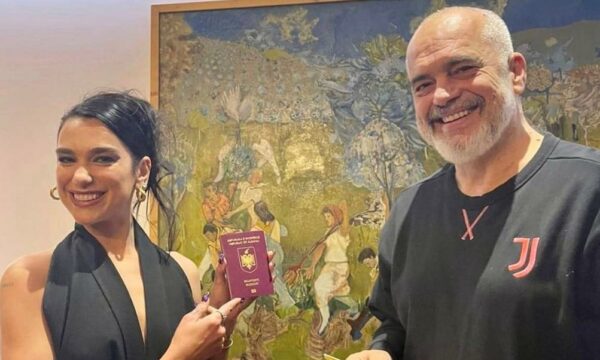 Dua Lipa flet për protestat në Shqipëri: Shqetësuese që qeveria ndryshon ligjin për mjedisin pa konsultime publike