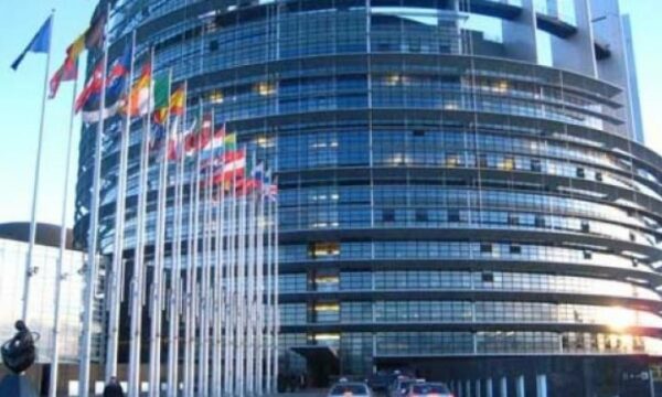 Parlamenti Evropian: Serbia duhet t’i normalizojë marrëdhëniet me Kosovën