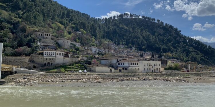 E rëndë në Berat, ishte duke punuar në arë me babanë, ndërron jetë 15-vjeçari – hyri në lumë për t’u freskuar