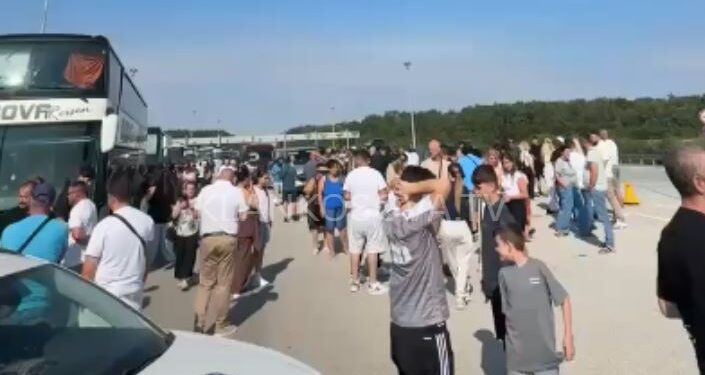 Bllokohen mërgimtarët në kufirin Kroaci-Serbi, nuk iu lejohet lëvizja – kërkojnë ndërhyrjen e shtetit