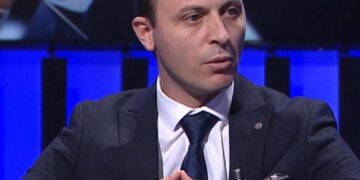 Qorolli kritikon Kurtin e Muratin: “Ma zi, ma zi, mos u ndalni deri në 10% inflacionin, suksese për 53 ulëse në Kuvendin e popullit të varfër”