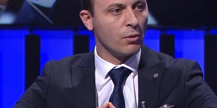 Qorolli kritikon Kurtin e Muratin: “Ma zi, ma zi, mos u ndalni deri në 10% inflacionin, suksese për 53 ulëse në Kuvendin e popullit të varfër”