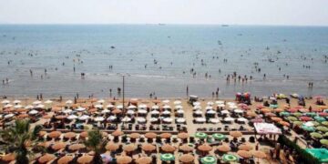 Fundi i ‘turizmi patriotik’, shqiptarët e Kosovës braktisin Durrësin këtë sezon
