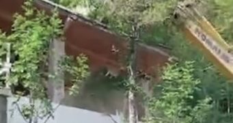 Mes vilave ilegale që po rrënohen në Ujman edhe ajo e vëllait të nënkryetarit të Listës Serbe