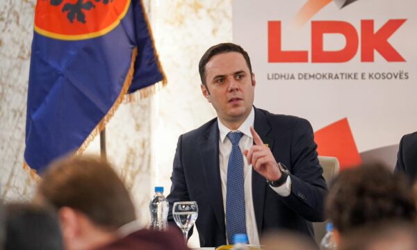 “A jeni për shkarkimin e kryetarit Lumir Abdixhiku?”, pyetja që u aprovua nga delegatët para procesit të votimit