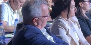 Pamje kur Imri Ahmeti tund kokën teksa Abdixhiku hedh akuza ndaj bashkëpartiakëve që duan shkarkimin e tij
