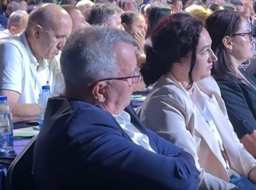 Pamje kur Imri Ahmeti tund kokën teksa Abdixhiku hedh akuza ndaj bashkëpartiakëve që duan shkarkimin e tij