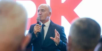 Gazmend Muhaxheri jep detaje nga brenda sallës: Po votojnë delegatët e Mitrovicës, procesi duket demokratik