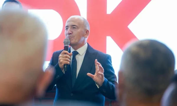 Gazmend Muhaxheri jep detaje nga brenda sallës: Po votojnë delegatët e Mitrovicës, procesi duket demokratik