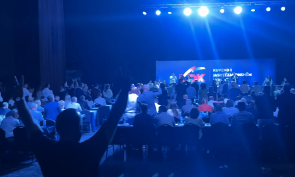 Brenda sallës, momenti kur u konfirmua se Abdixhiku i ka votat për të vazhdur si kryetar i LDK-së