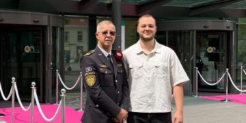 Me uniformën e UÇK-së në ditën e diplomimit – Erdet Berisha, djali i komandant “Shkupit”, diplomon në Holandë