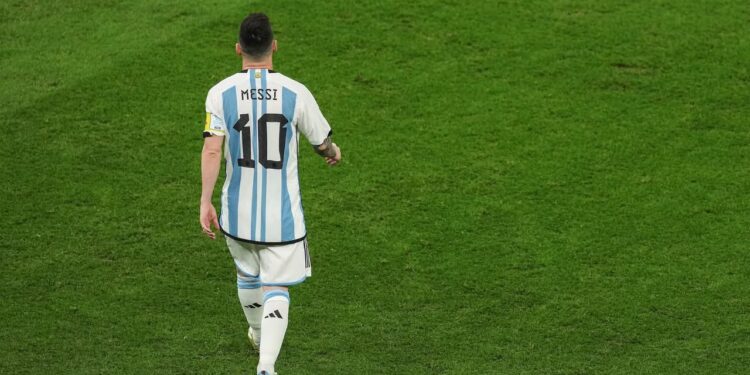 Zbulohet arsyeja gjeniale pse Messi vetëm ecën në fushë, statistika që do t’iu lë “pa fjalë”