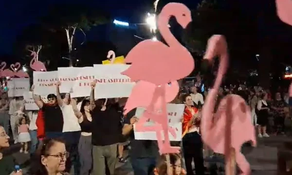 38 ditë protestë në Tiranë, qytetarët mblidhen para Kryeministrisë!