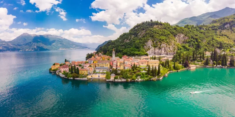 Fshati italian vendos gjoba deri në 200 euro për turistët që ecin me rroba banje jashtë plazhit