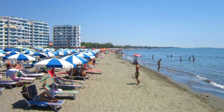 Bashkia e Lezhës publikon çmimet e shezlloneve dhe kërkon denoncimin e abuzimeve në plazhe