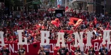 Kryebashkiaku i Nju Jorkut krijon lagjen shqiptare, e quan “Little Albania”, ankohen italianët