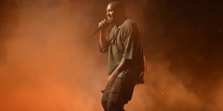 Kanye West ndez sonte Tiranën, nis zbatimi i masave të qarkullimit